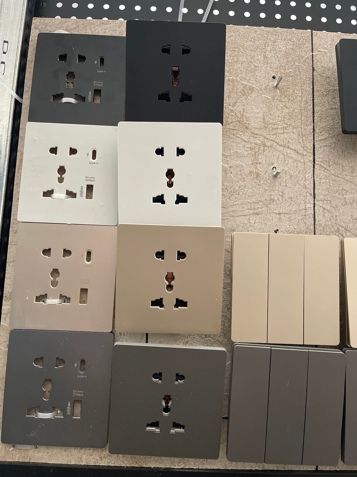 Далд разетка энгийн